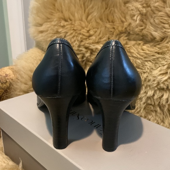 Aerosoles black leather almond toed pumps. Size 7 1/2 M. - Picture 3 of 11